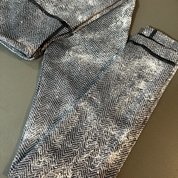 Lululemon leggings size 2 - Picture 5 of 5